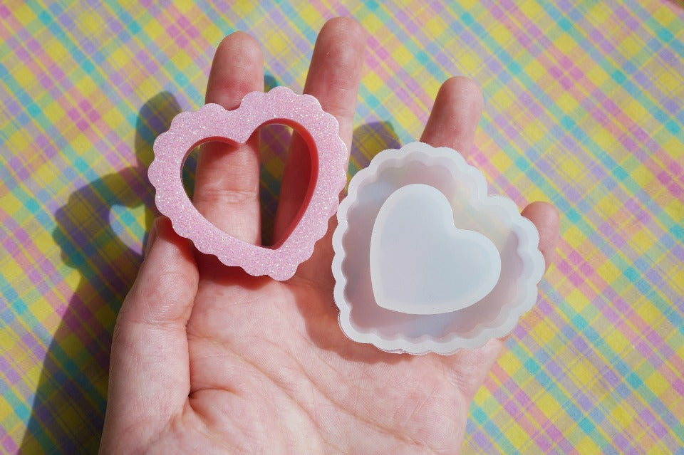 MF02 Mani Land scalloped heart shaker mold